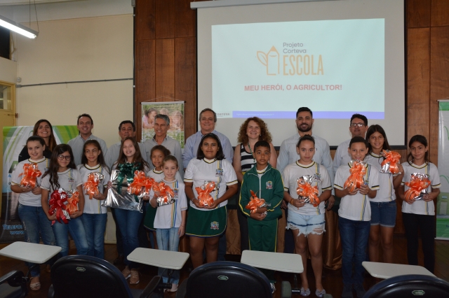 Alunos premiados durante a cerimônia realizada no auditório da Secretaria de Educação