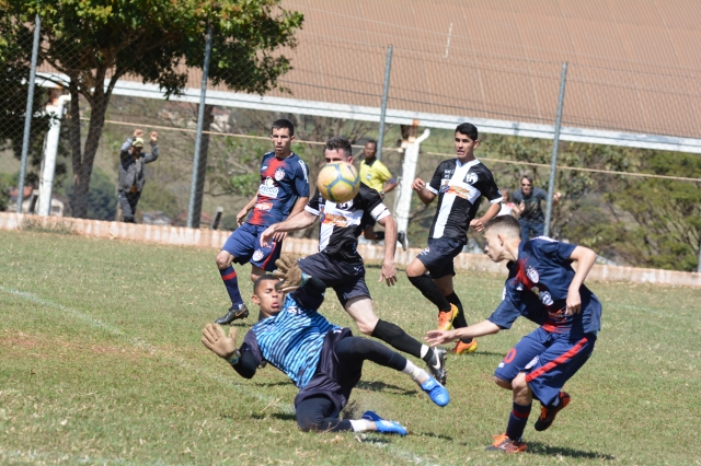 Na foto acima, lance do jogo entre Júlio Ferrari (uniforme preto) e Asa Branca pela Série A do Amador no primeiro semestre deste ano