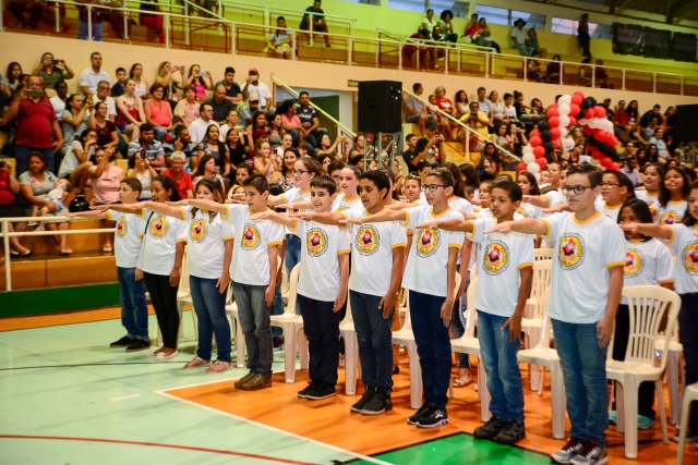 Alunos da Rede Municipal durante a cerimônia de formatura realizada no segundo semestre de 2018 (foto arquivo/Prefeitura Municipal)