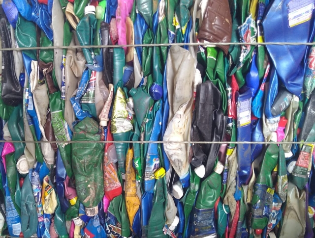 Embalagens em plástico passam por processo de prensagem e ficam prontas para venda