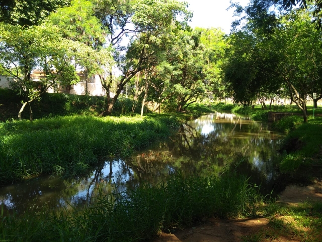 Imagem do Rio Lençóis passando pelo Parque Paradão, já no perímetro urbano de Lençóis Paulista