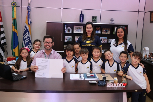 Prefeito Prado assinou recebimento de carta elaborada pelos alunos do Colégio Franscisco Garrido