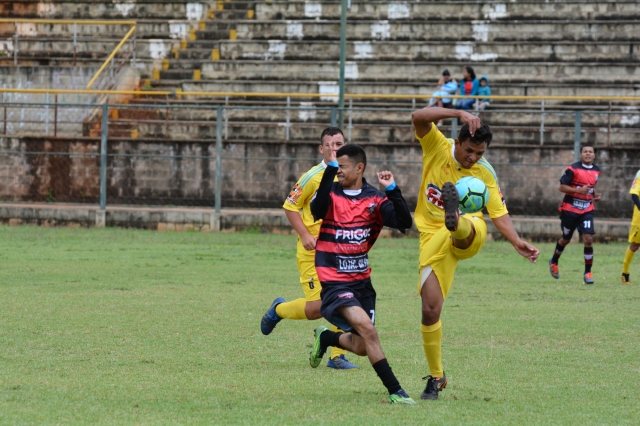 Paulista (vermelho e preto) venceu o Esperantina no domingo e enfrenta o União Primavera pelas quartas de final da Copa Cidade do Livro