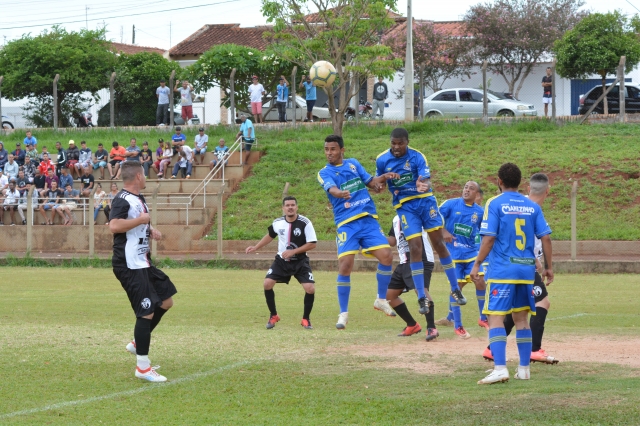 O Júlio Ferrari (uniforme preto e branco) venceu o Grêmio Cecap e terminou em primeiro a fase de classificação da Copa Imprensa
