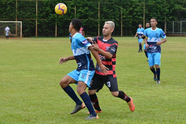 Lance da vitória do União Primavera (uniforme azul) sobre o Paulista nesse domingo, 1º, no Módulo Esportivo Zefiro Orsi