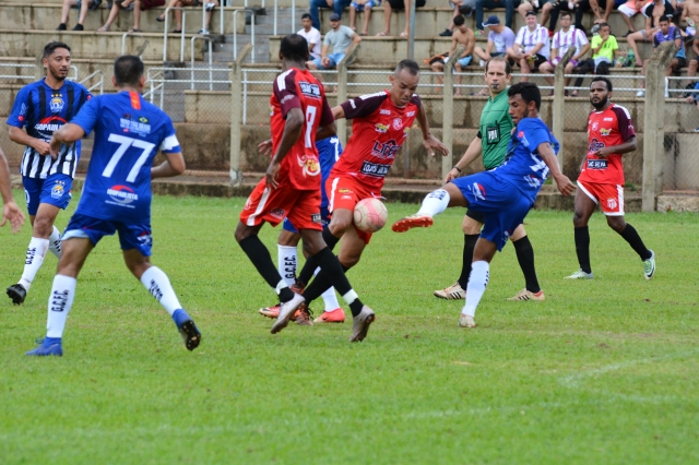 Lance da vitória do Grêmio Cecap (uniforme azul) sobre o Expressinho