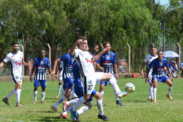 CAL (uniforme branco) venceu o Grêmio Cecap na semifinal e enfrenta o Santa Luzia na decisão da Copa Imprensa
