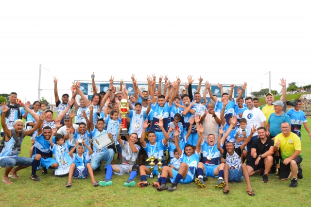 Jogadores do União Primavera comemoram conquista da Copa Cidade do Livro