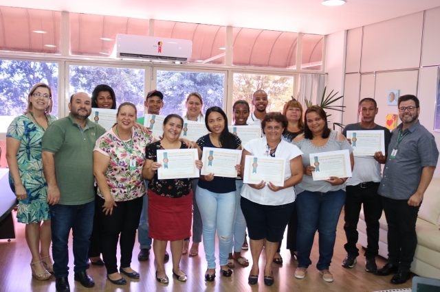 Artesãos exibem moção de congratulações entregue pelo presidente da Câmara, Nardeli da Silva