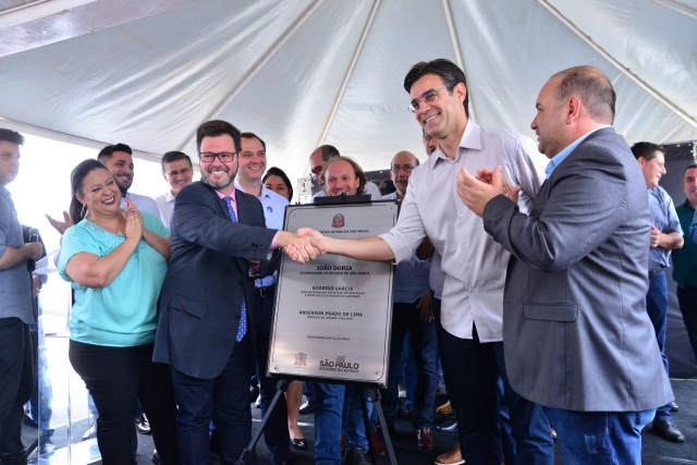 Governador em exercício Rodrigo Garcia cumprimenta o prefeito Anderson Prado