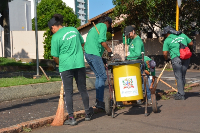 Equipes durante o trabalho de varrição na Rua Sete de Setembro