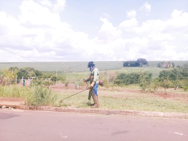 Área do Pomar Comunitário do Jardim Carolina recebe atenção da equipe da SAMA