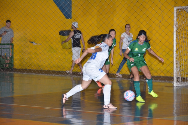 Lance da vitória do ACF (branco) sobre a equipe do Resenha na rodada de segunda-feira
