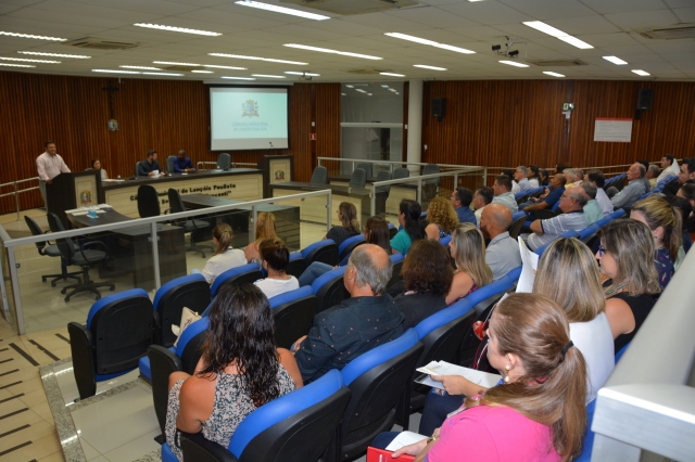 Cerimônia realizada na Câmara Municipal contou com a presença de representantes das entidades, secretários e vereadores