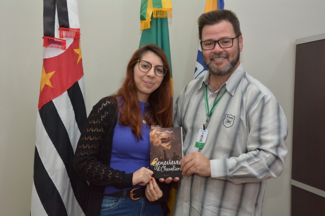 Prefeito Prado recebeu um exemplar do livro que será lançado nesta sexta-feira, na BMOL