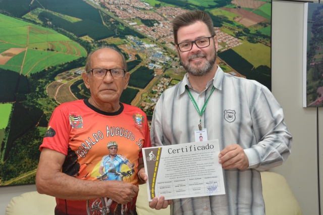 Ciclista Geraldo durante encontro com o prefeito Anderson Prado nesta sexta-feira