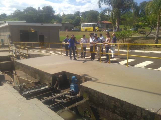 A técnica em química do SAAE, Camila Moya, foi a monitora da visita