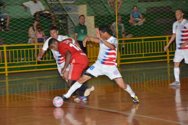 ACF (uniforme branco) goleou o Atlético Kaju na primeira rodada da Nova Copa Lençóis de Futsal