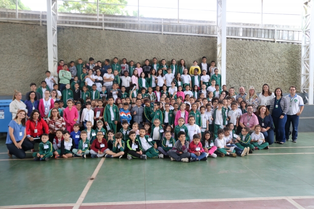 Ao final do evento, autoridades, professores e alunos da Escola Luiz Zillo posaram para foto