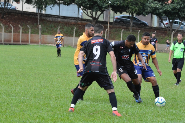 CAL (uniforme preto) foi um dos destaques da rodada com goleada sobre o Grêmio da Vila