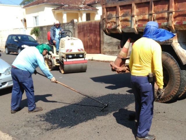 Sem possibilidade de ser realizada em dias de chuvas, operação tapa-buraco foi reiniciada nesta sexta-feira, 14