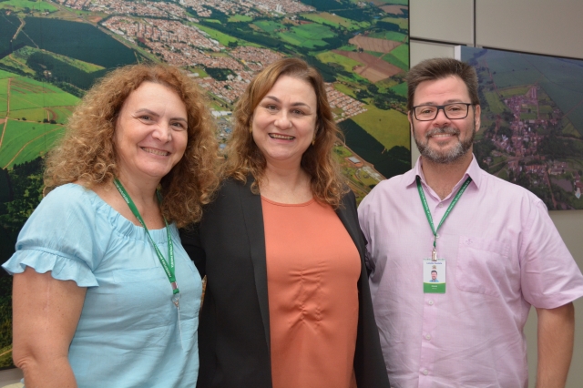 Secretária de Educação Meiri Montanhero, professora Gina e prefeito Prado durante encontro realizado no Gabinete