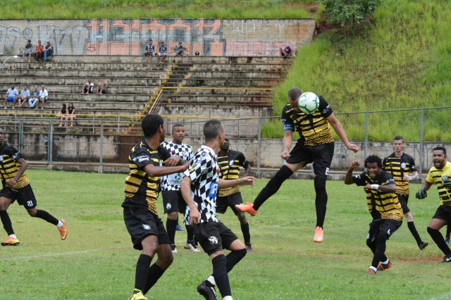 Júlio Ferrari (branco e preto) empatou com o Grêmio Cecap na segunda rodada da Copa Lençóis (foto arquivo)