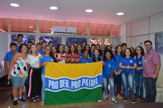 Alunos da Escola Rubens Pietraróia durante encontro com o prefeito Anderson Prado