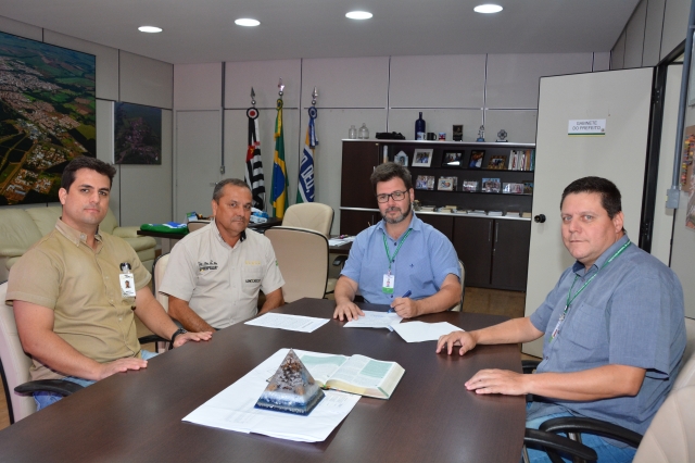 Empresários Marcus e Juraci durante encontro com o prefeito Prado e o secretário de Desenvolvimento André Sasso