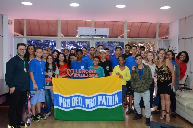 Alunos do Rubens Pietraróia durante encontro com o prefeito Anderson Prado