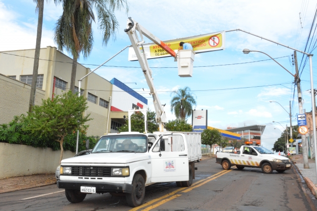 Instalação de faixa informativa na Avenida 25 de Janeiro, que a partir de 2 de março terá sentido único