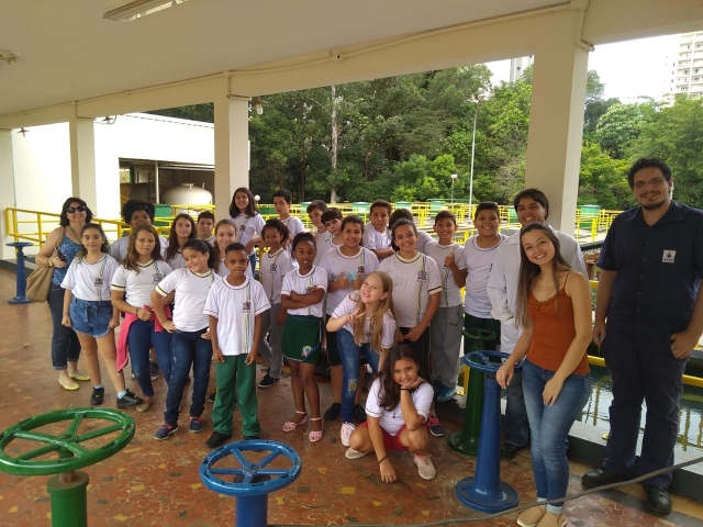 Alunos da EMEIF Irma Carrit em visita a Estação de Tratamento de Água do SAAE