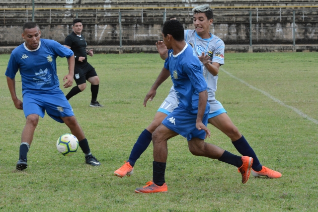 Monte Azul (camisas e calções azuis) derrotou o Clube Esportivo União por 3 a 1