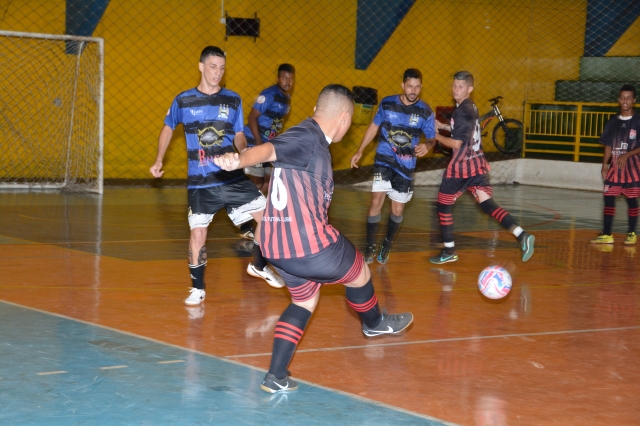 Lance da vitória do Liverpool (vermelho e preto) sobre o Valentes na rodada de terça-feira, 3