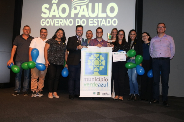 Prefeito Prado, secretária Edéria, interlocutor Helton e servidores no Palácio, na cerimônia de entrega do prêmio
