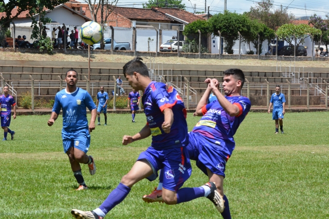 Açai (uniforme lilás)  derrotou o Monte Azul no Estádio Euigênio Paccola (Cecap)