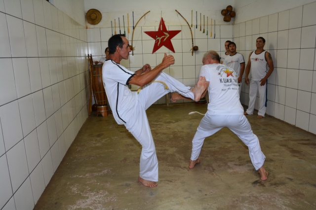 Capoeira é uma das modalidades desenvolvidas dentro das Escolinhas de Esportes