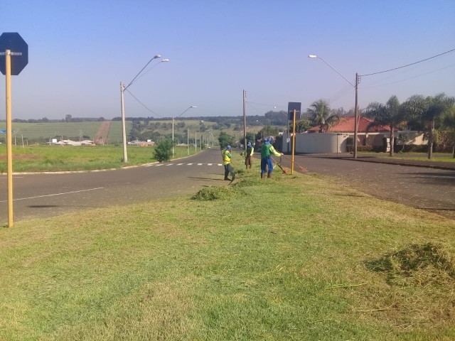Avenidas do bairro Villa Citá receberam as equipes de limpeza da SAMA