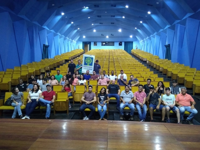 Quarenta alunos e professores do curso de edificações da ETEC “Cidade do Livro” visitaram o teatro