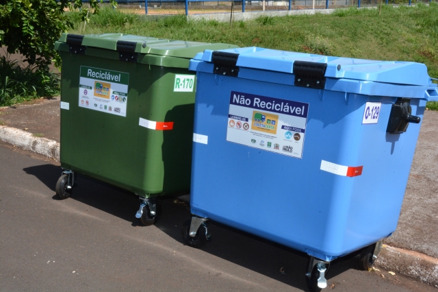 Contentores instalados em trecho da Rua Marcos Vilaça na Cecap