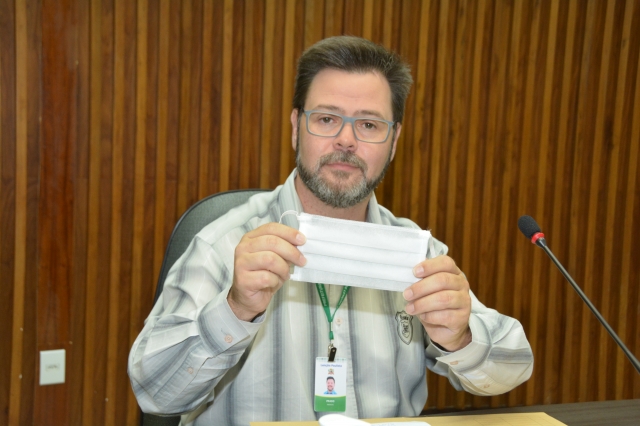 Prado mostra máscara confeccionada pelas professoras do Centro Municipal de Formação Profissional