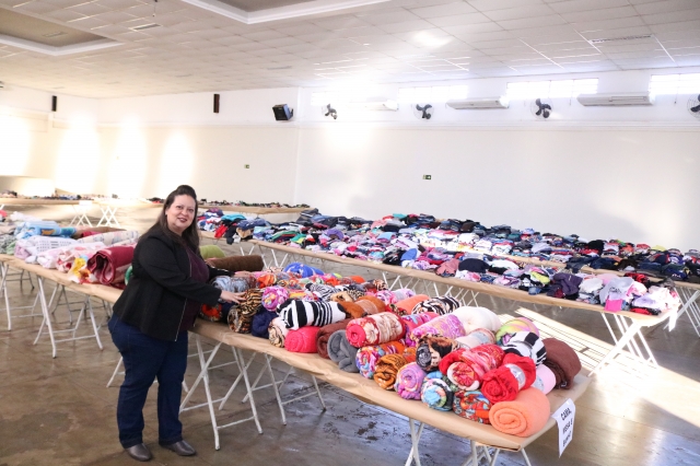 Vice-prefeita Cintia Duarte com as doações recebidas em 2019 (foto arquivo Prefeitura Lençóis Paulista)