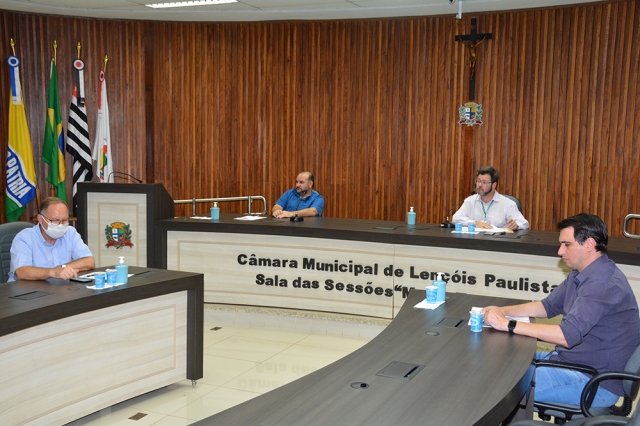 Coletiva de imprenda desta segunda-feira, 6 de abril