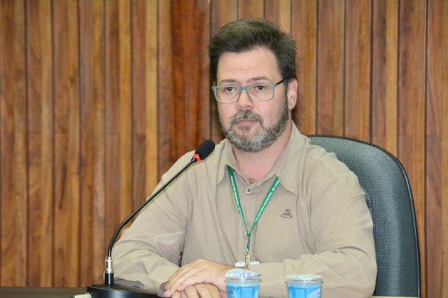 Prefeito Anderson Prado durante a coletiva desta terça-feira, 7 de abril