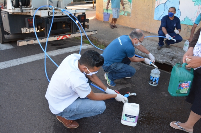 Servidores do SAAE durante distribuição do hipoclorito aos moradores do Júlio Ferrari