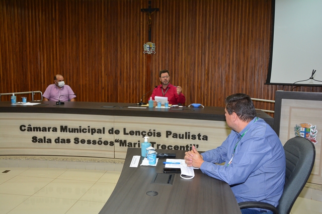 Prado, Nardeli e André durante coletiva de imprensa