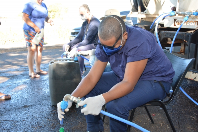Moradores do Jardim do Caju receberam o hipoclorito nesta quinta-feira pela manhã