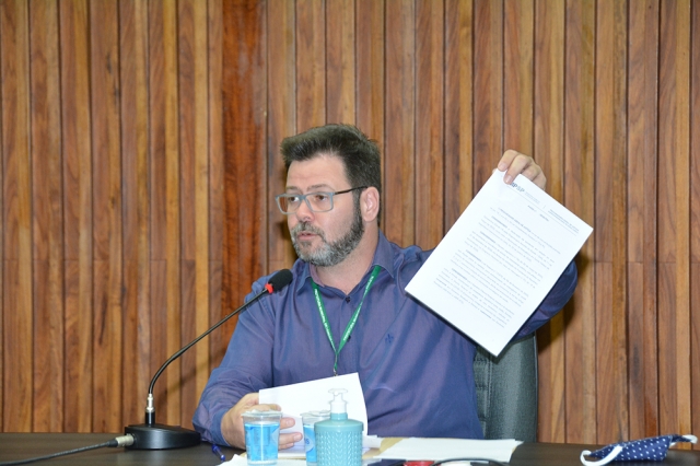 Prefeito Anderson Prado durante coletiva de imrpensa desta segunda-feira, 20 de abril