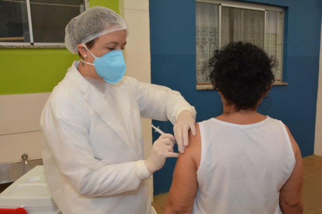 Terceira fase da vacinação será antecipada e tem início na segunda-feira, 4