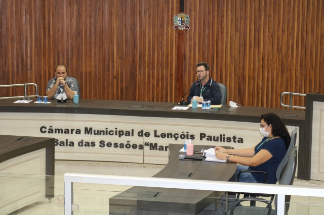 Prefeito Prado, Nardeli e Adriana durante coletiva de imprensa